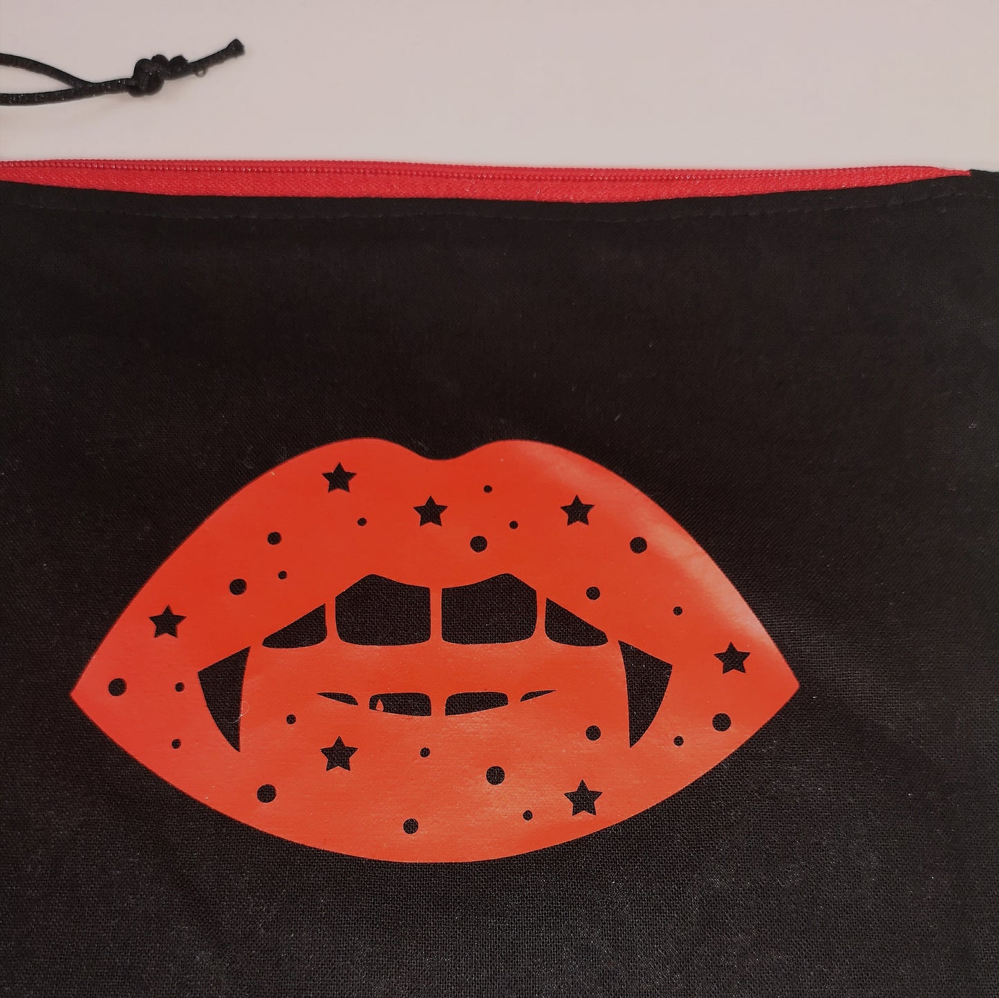 Trousse plate Bouche rouge