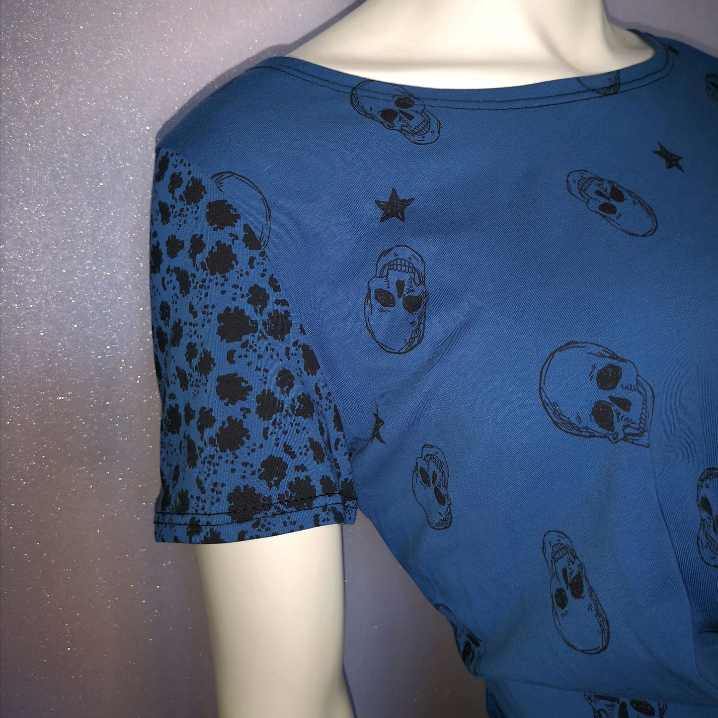Tee-shirt croisé crânes bleutés T.L