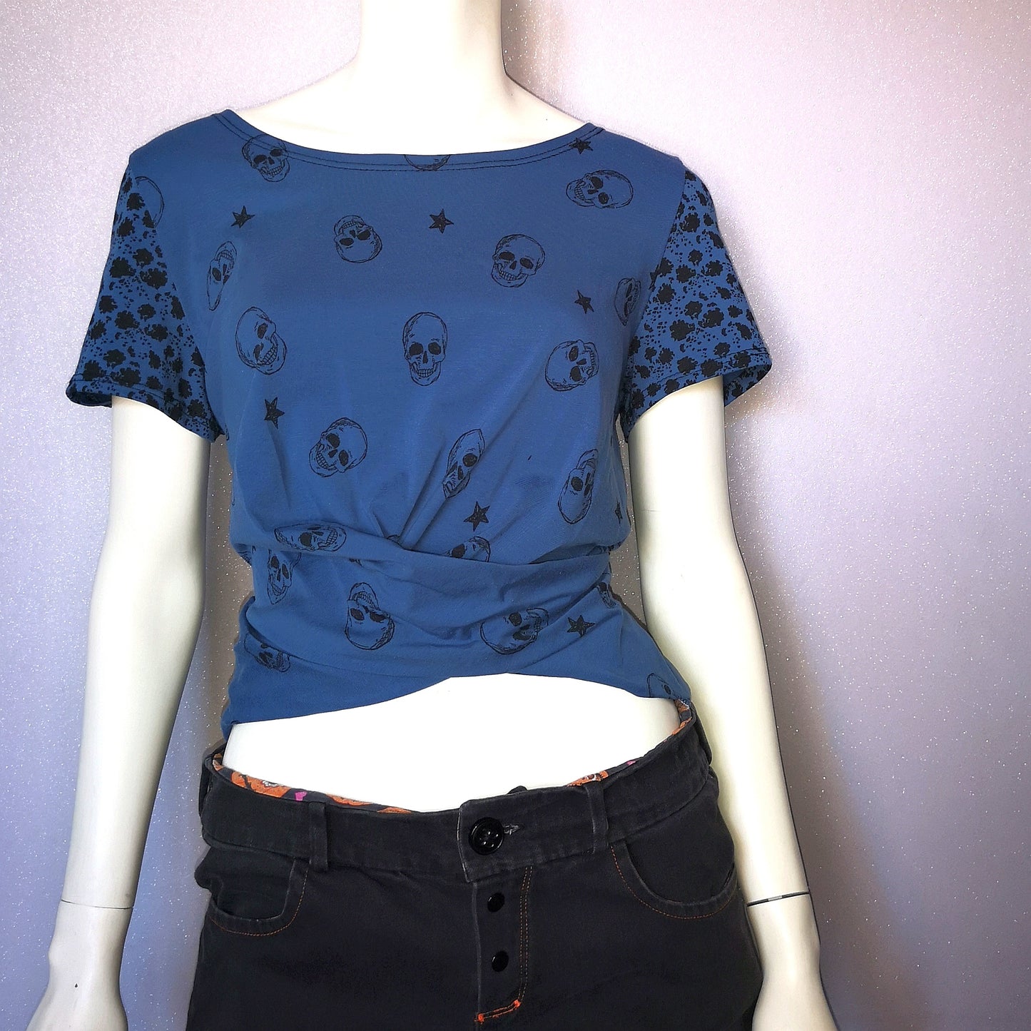 Tee-shirt croisé crânes bleutés T.L