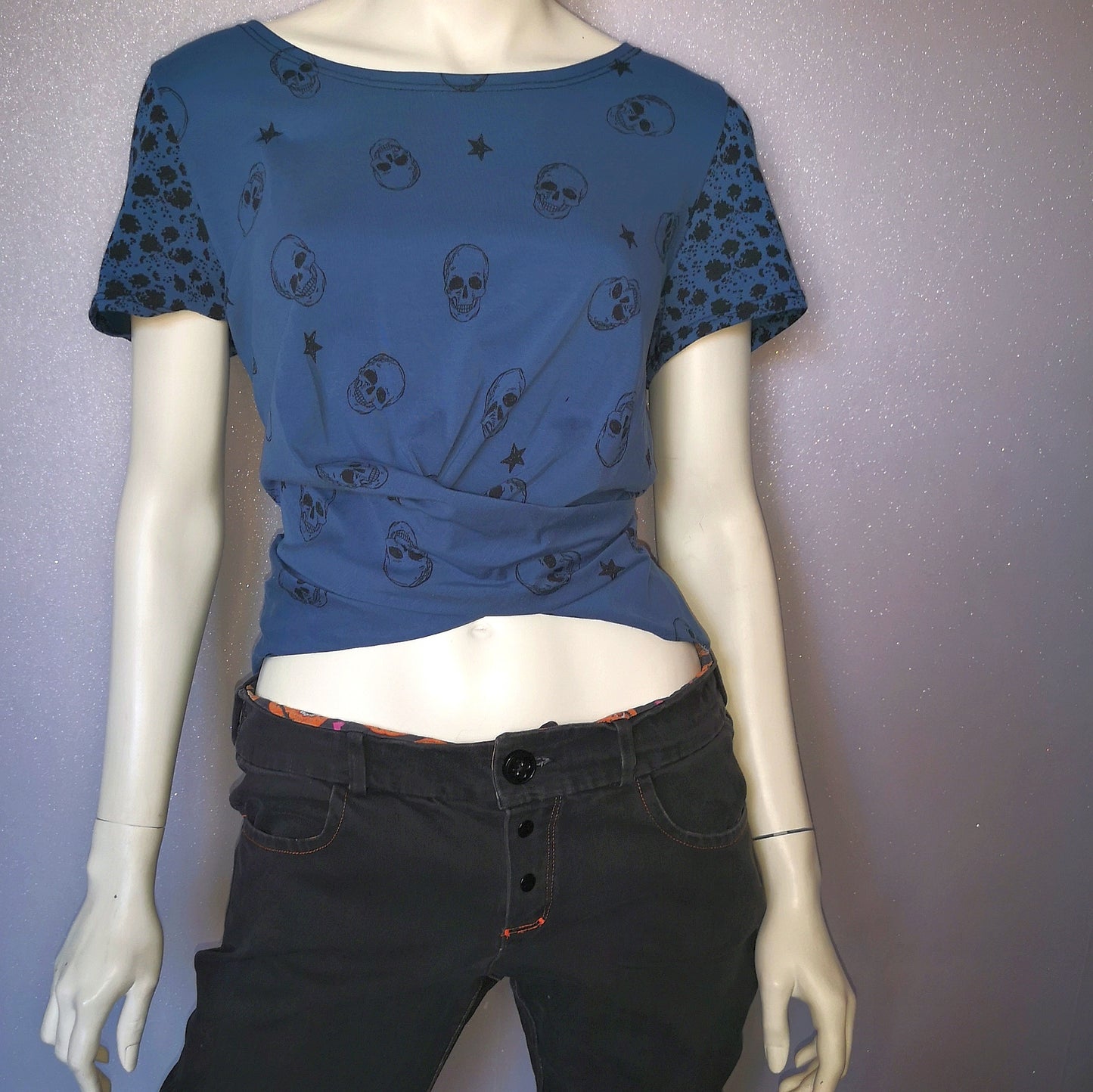 Tee-shirt croisé crânes bleutés T.L