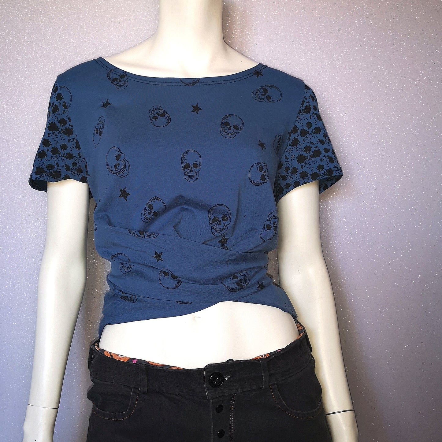 Tee-shirt croisé crânes bleutés T.L