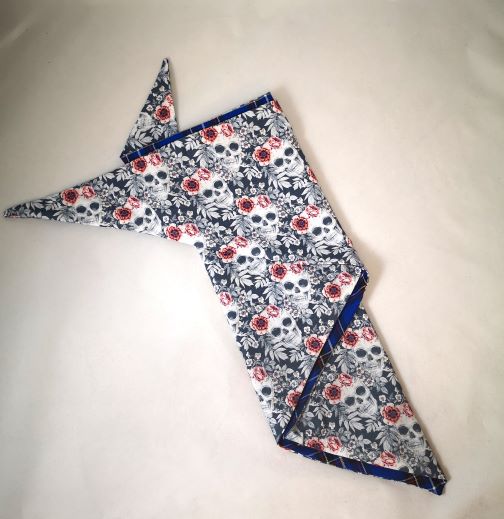 Foulard Triangle clan et têtes de mort