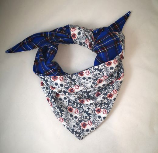 Foulard Triangle clan et têtes de mort