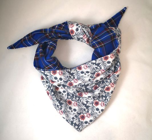 Foulard Triangle clan et têtes de mort