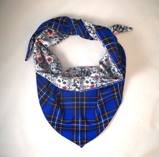 Foulard Triangle clan et têtes de mort