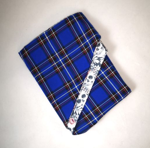 Foulard Triangle clan et têtes de mort