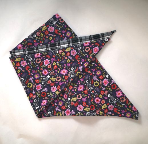 Foulard Triangle Carreaux, fleurs et squelettes