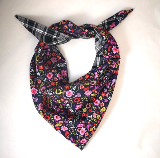 Foulard Triangle Carreaux, fleurs et squelettes