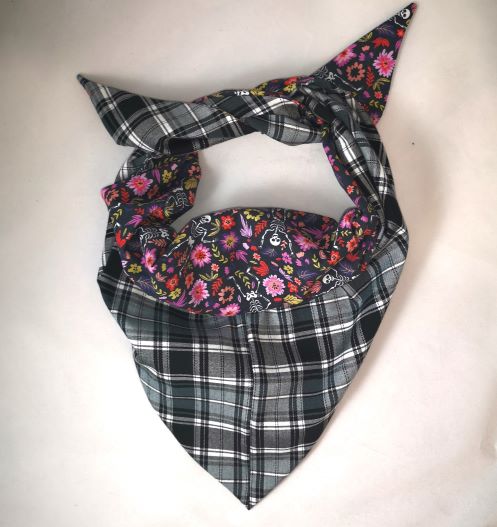 Foulard Triangle Carreaux, fleurs et squelettes