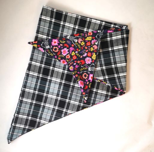 Foulard Triangle Carreaux, fleurs et squelettes