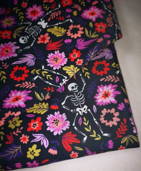 Foulard Triangle Carreaux, fleurs et squelettes