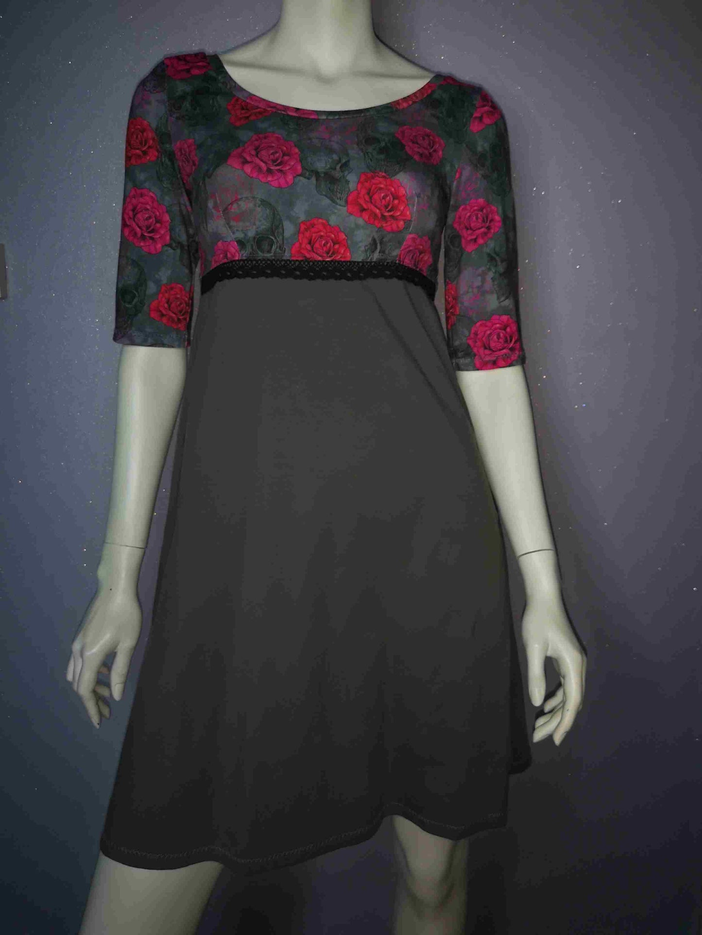 Robe têtes de mort et roses T.S