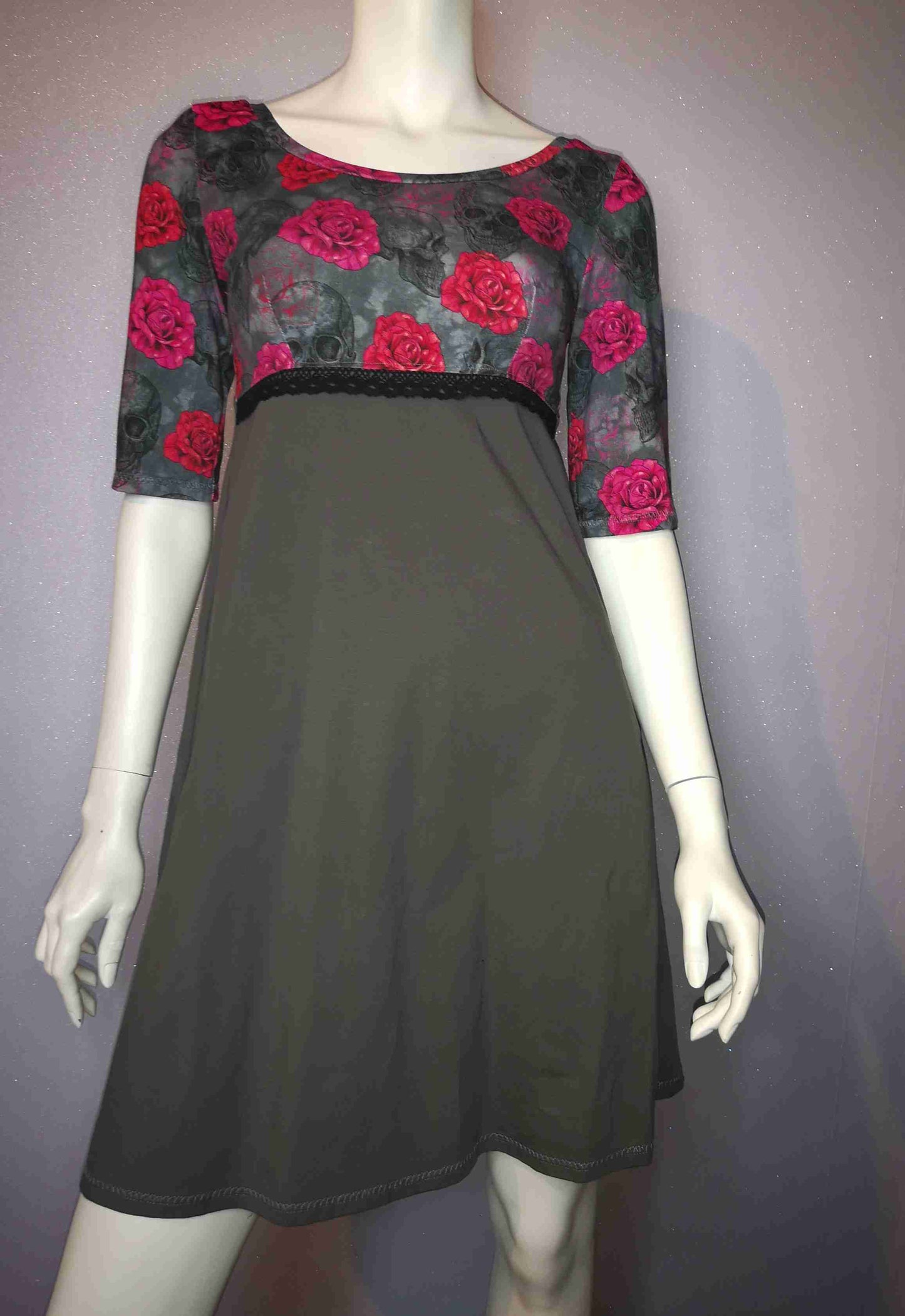 Robe têtes de mort et roses T.S