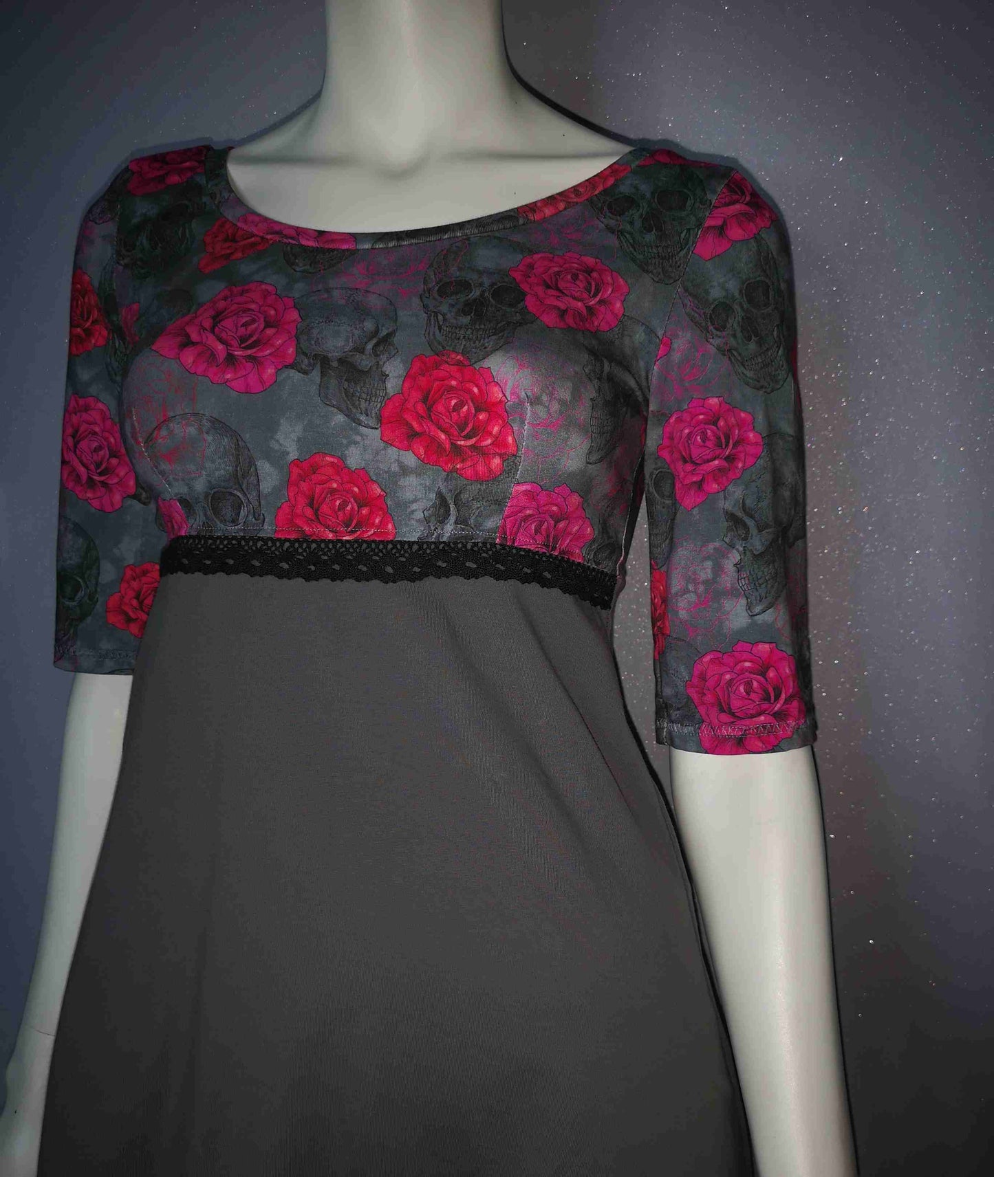 Robe têtes de mort et roses T.S