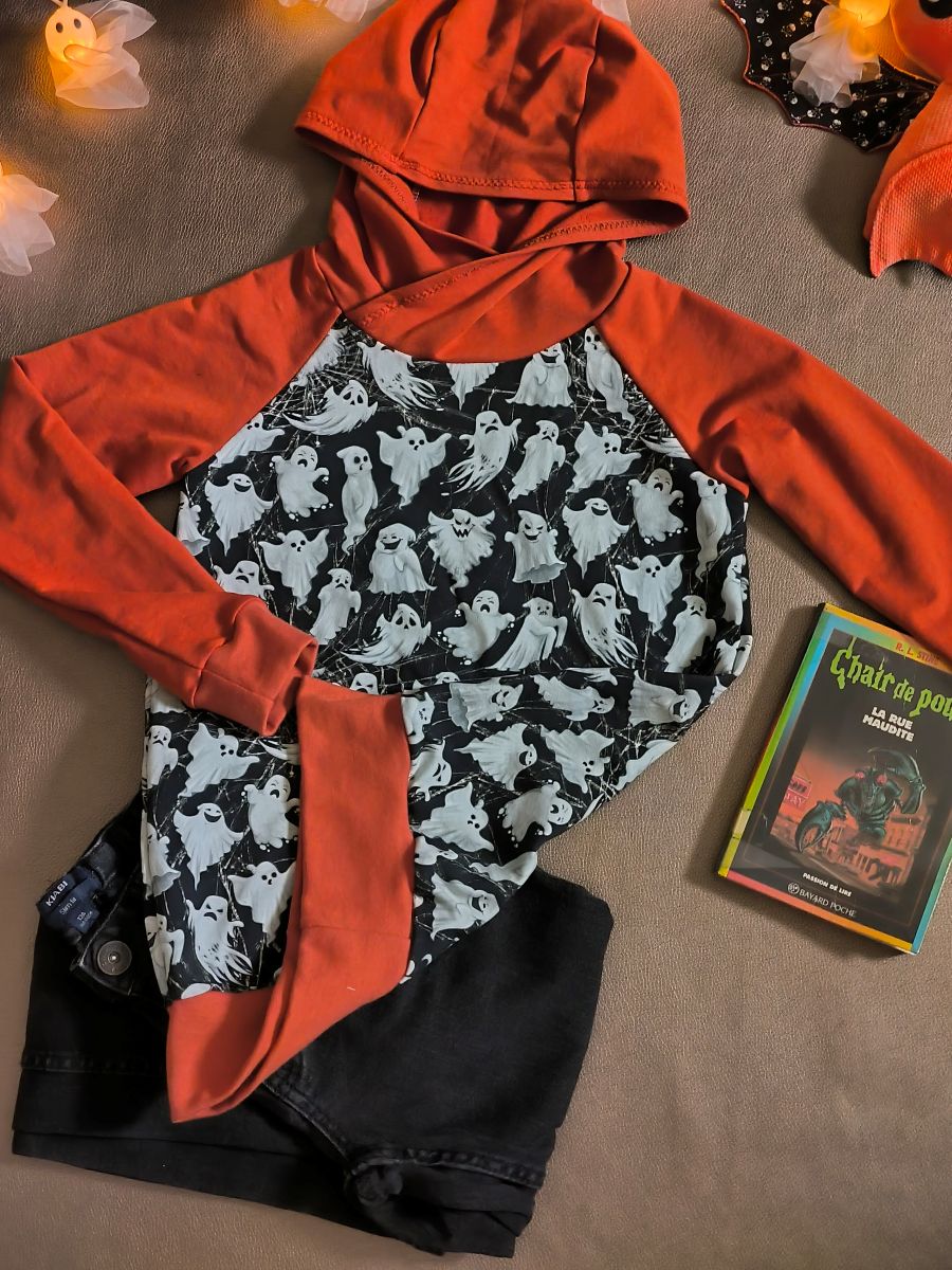 Sweat à capuche enfant fantômes & toiles d’araignées – noir et orange – taille 8 ans (modèle unique, fait main)