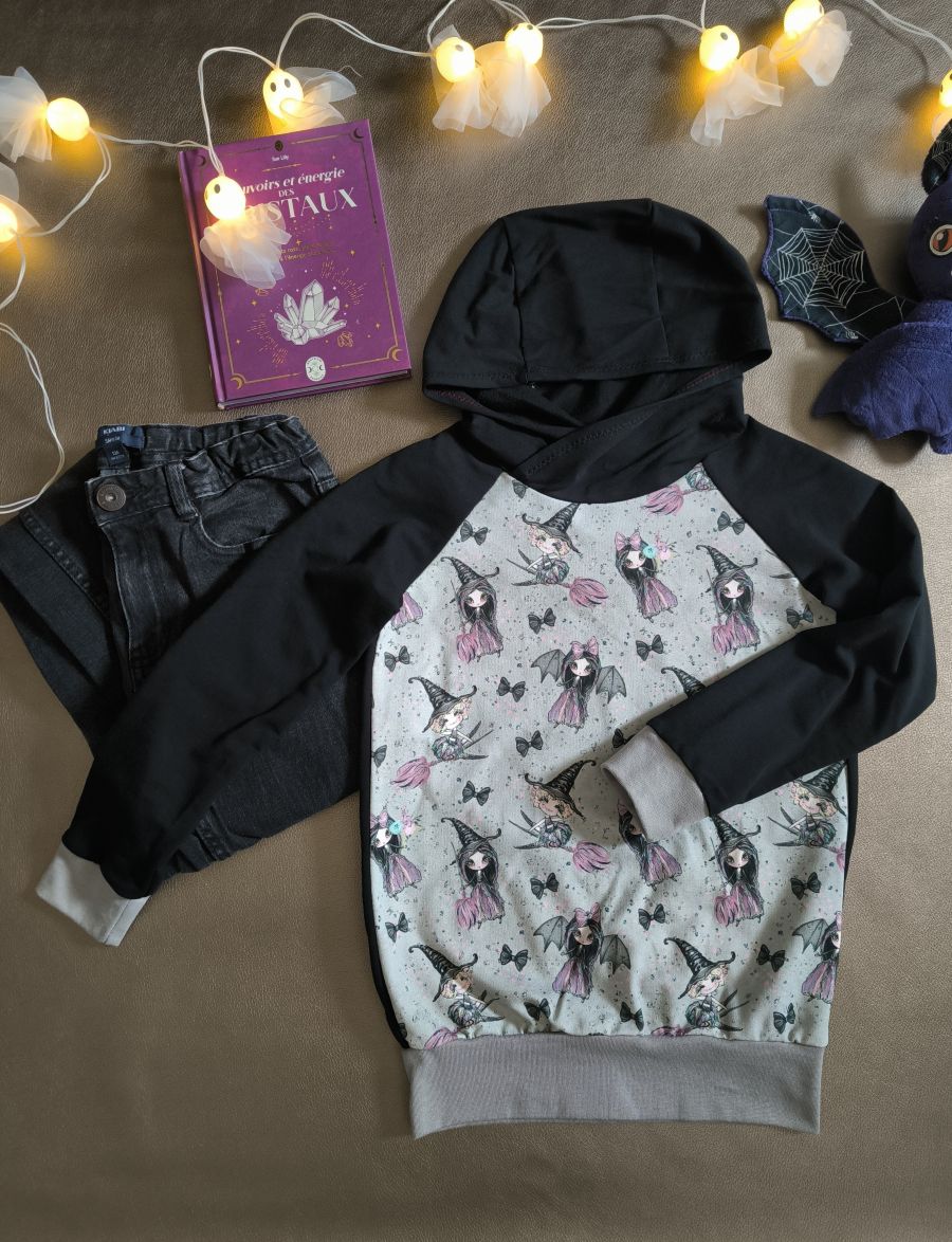 Sweat à capuche enfant petites sorcières – gris clair et noir – taille 8 ans (modèle unique, fait main)