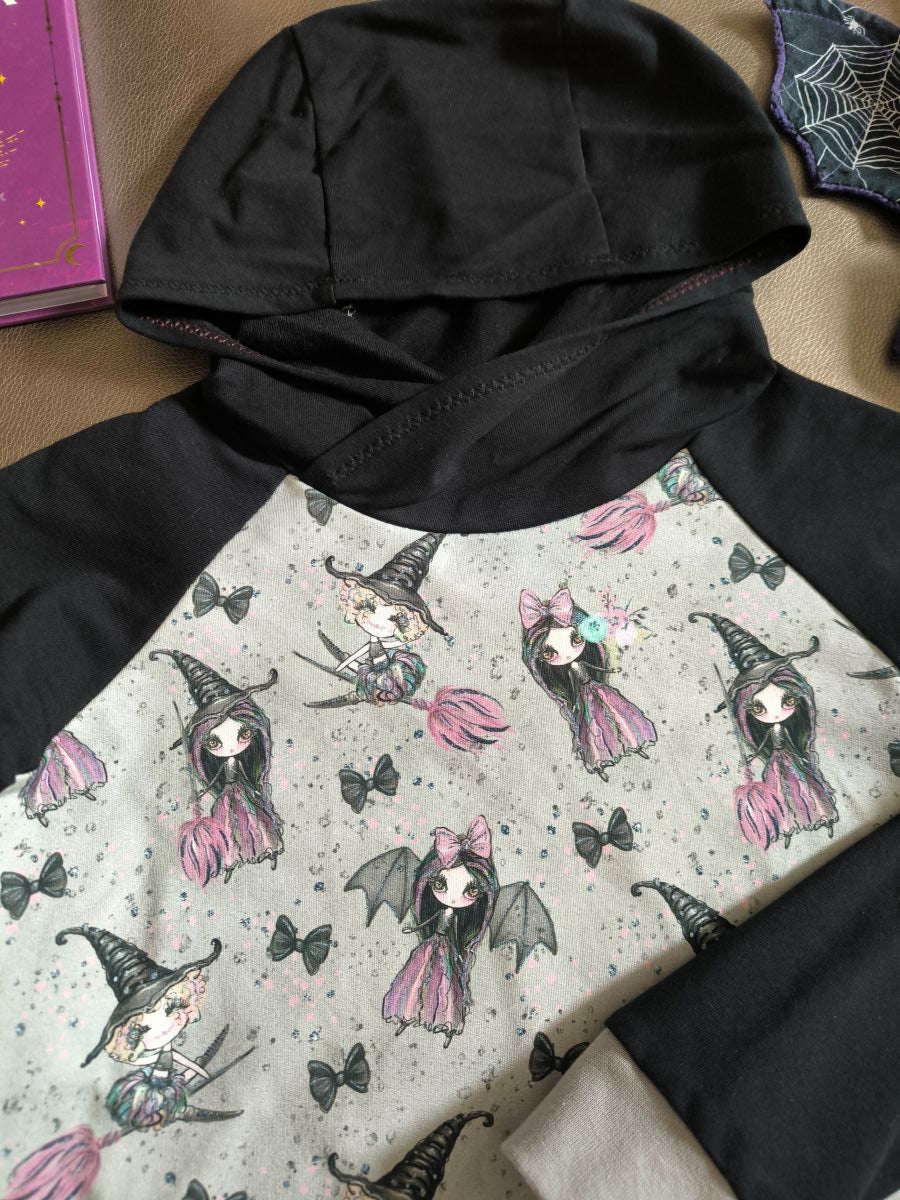 Sweat à capuche enfant petites sorcières – gris clair et noir – taille 8 ans (modèle unique, fait main)