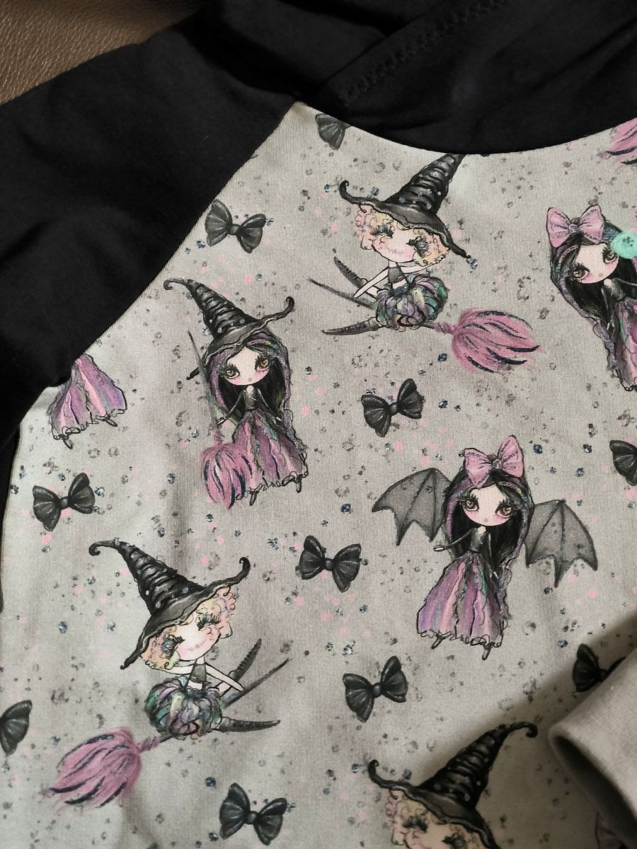 Sweat à capuche enfant petites sorcières – gris clair et noir – taille 8 ans (modèle unique, fait main)