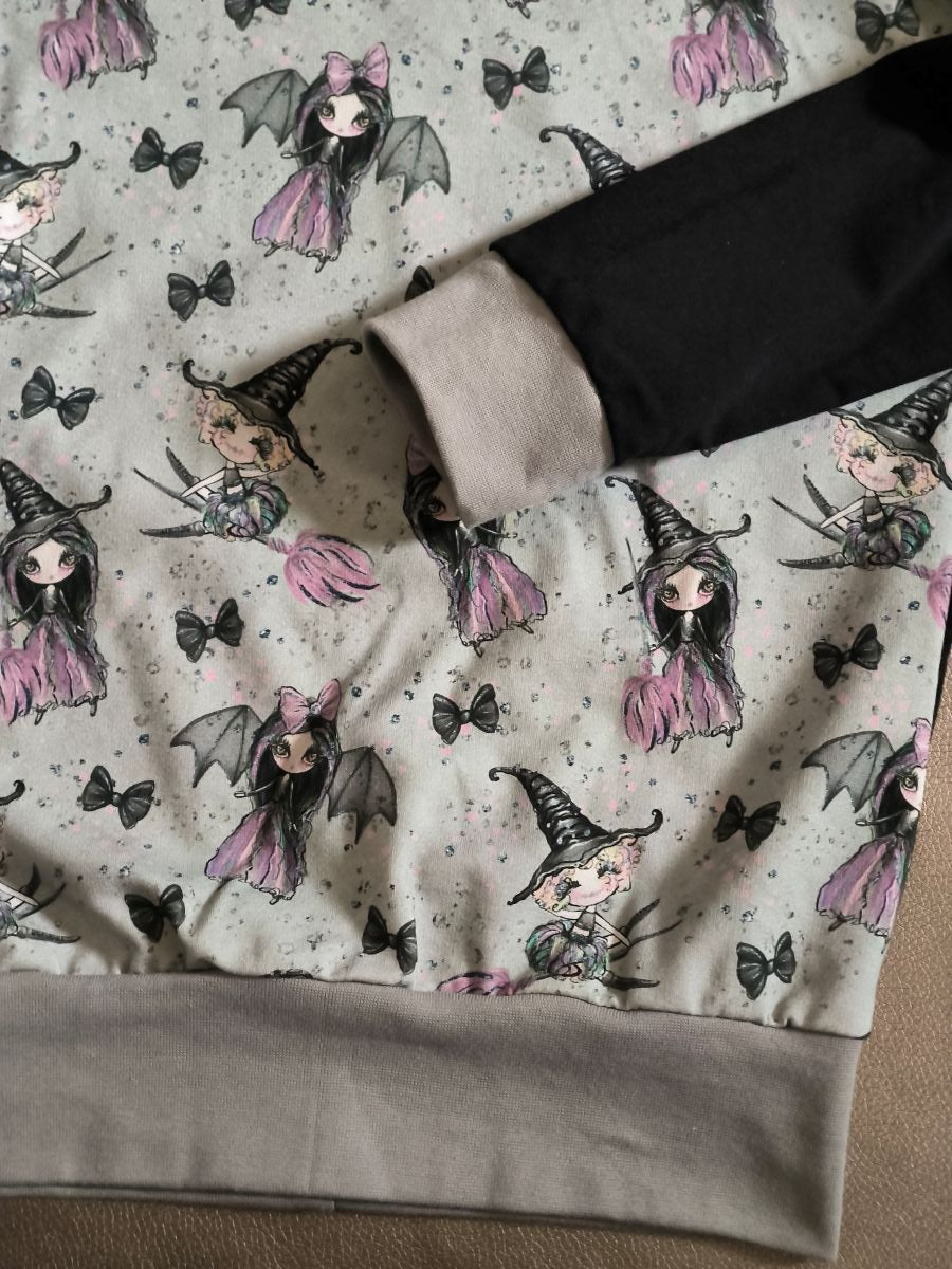 Sweat à capuche enfant petites sorcières – gris clair et noir – taille 8 ans (modèle unique, fait main)