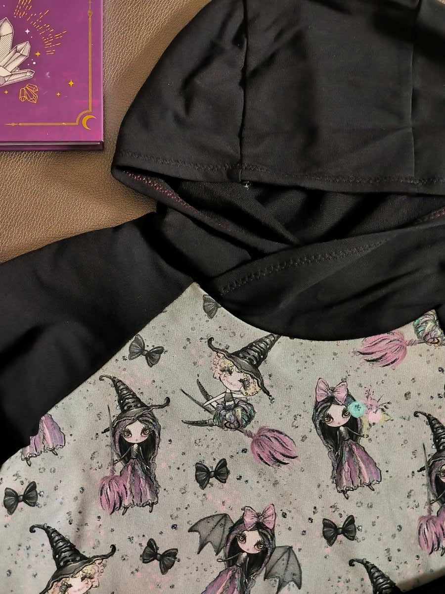 Sweat à capuche enfant petites sorcières – gris clair et noir – taille 8 ans (modèle unique, fait main)