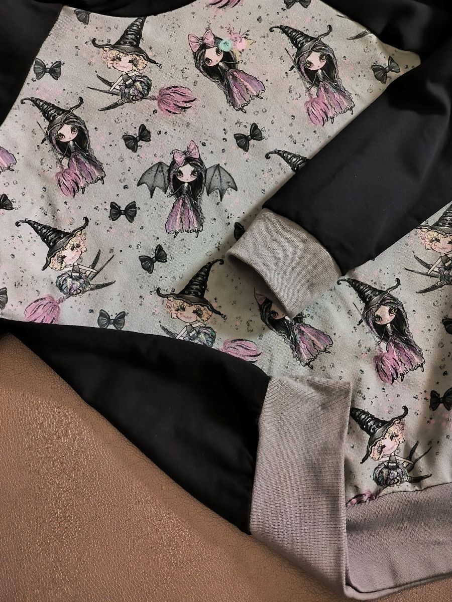 Sweat à capuche enfant petites sorcières – gris clair et noir – taille 8 ans (modèle unique, fait main)