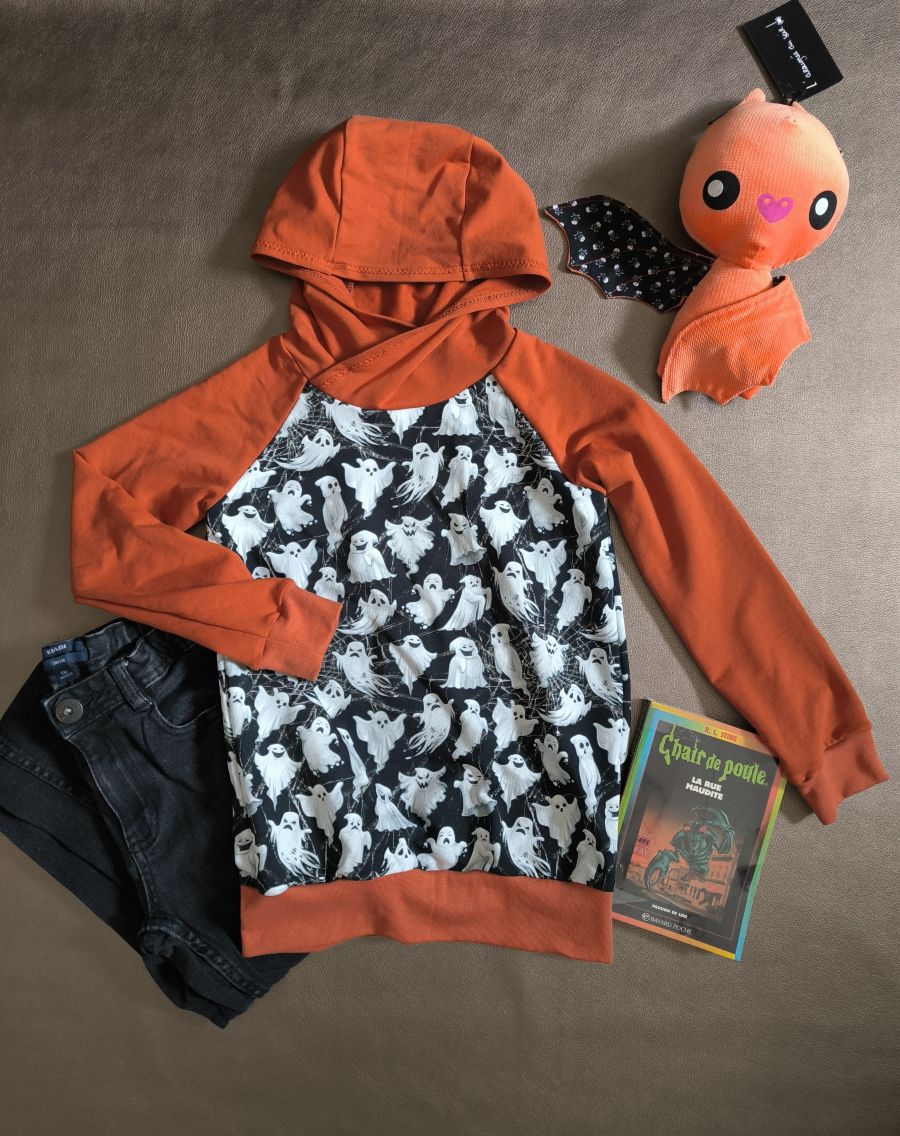 Sweat à capuche enfant fantômes & toiles d’araignées – noir et orange – taille 8 ans (modèle unique, fait main)
