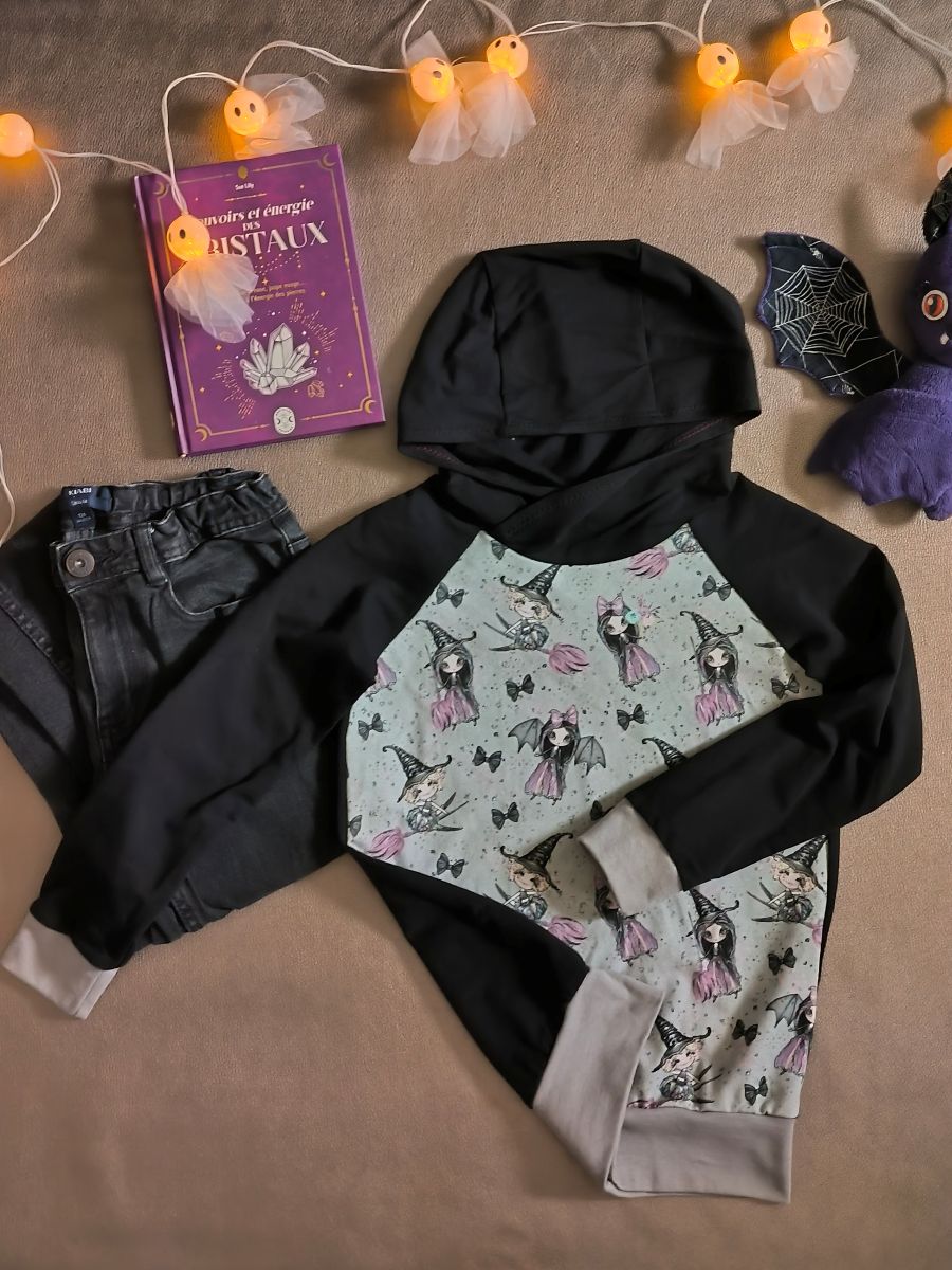 Sweat à capuche enfant petites sorcières – gris clair et noir – taille 8 ans (modèle unique, fait main)