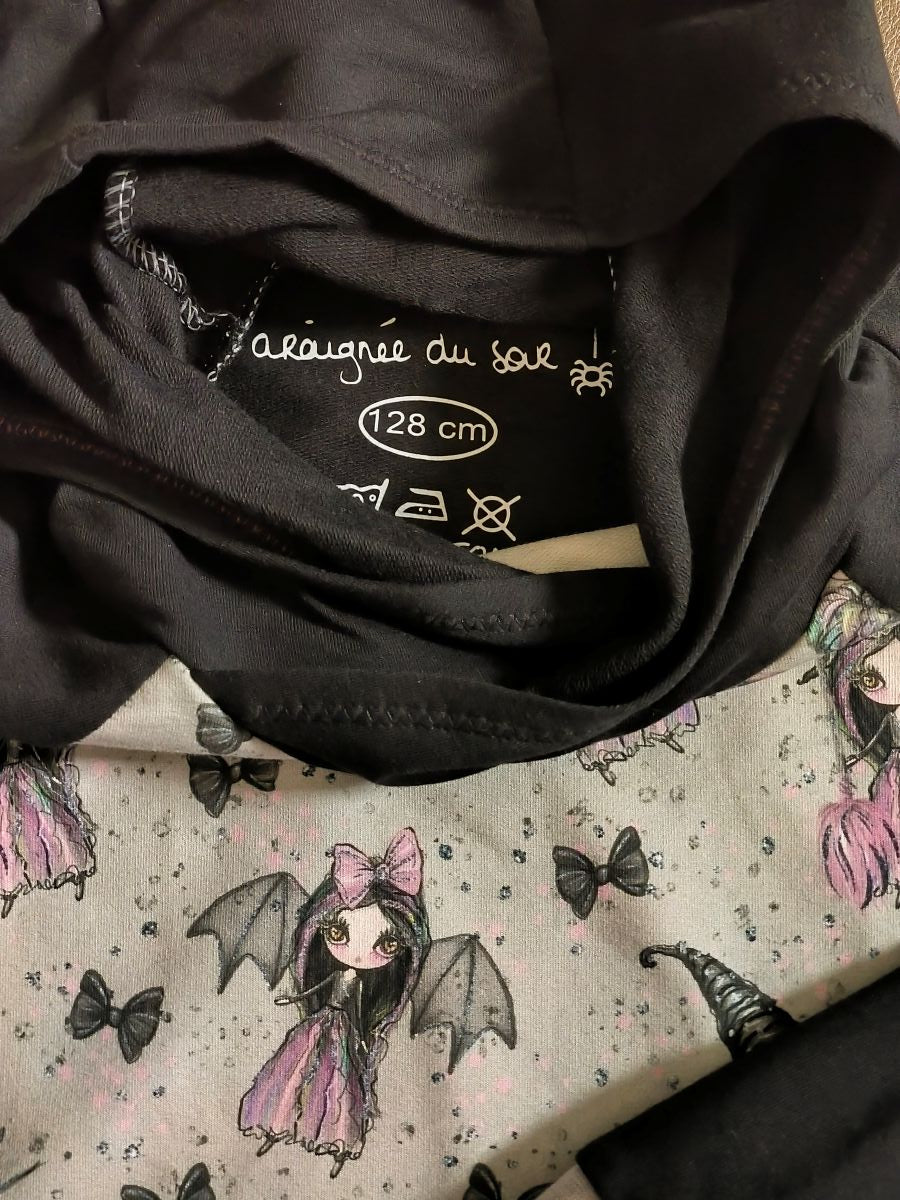 Sweat à capuche enfant petites sorcières – gris clair et noir – taille 8 ans (modèle unique, fait main)