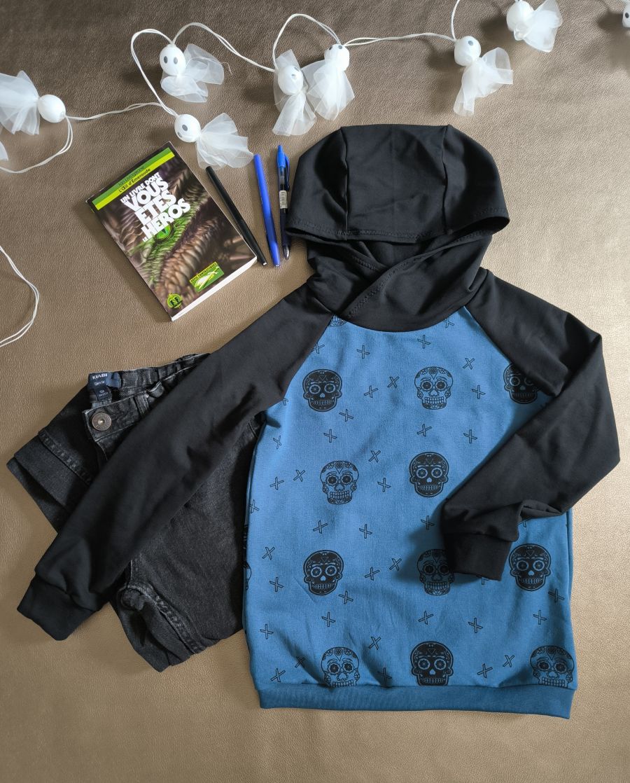 Sweat à capuche enfant têtes de mort – bleu jeans et noir – style Sugar Skull – taille 8 ans (modèle unique, fait main)