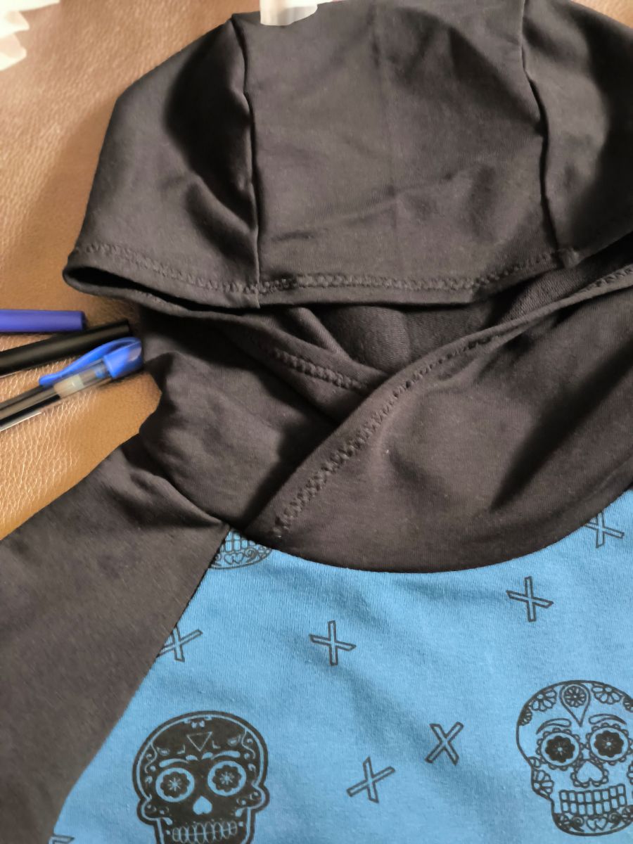 Sweat à capuche enfant têtes de mort – bleu jeans et noir – style Sugar Skull – taille 8 ans (modèle unique, fait main)