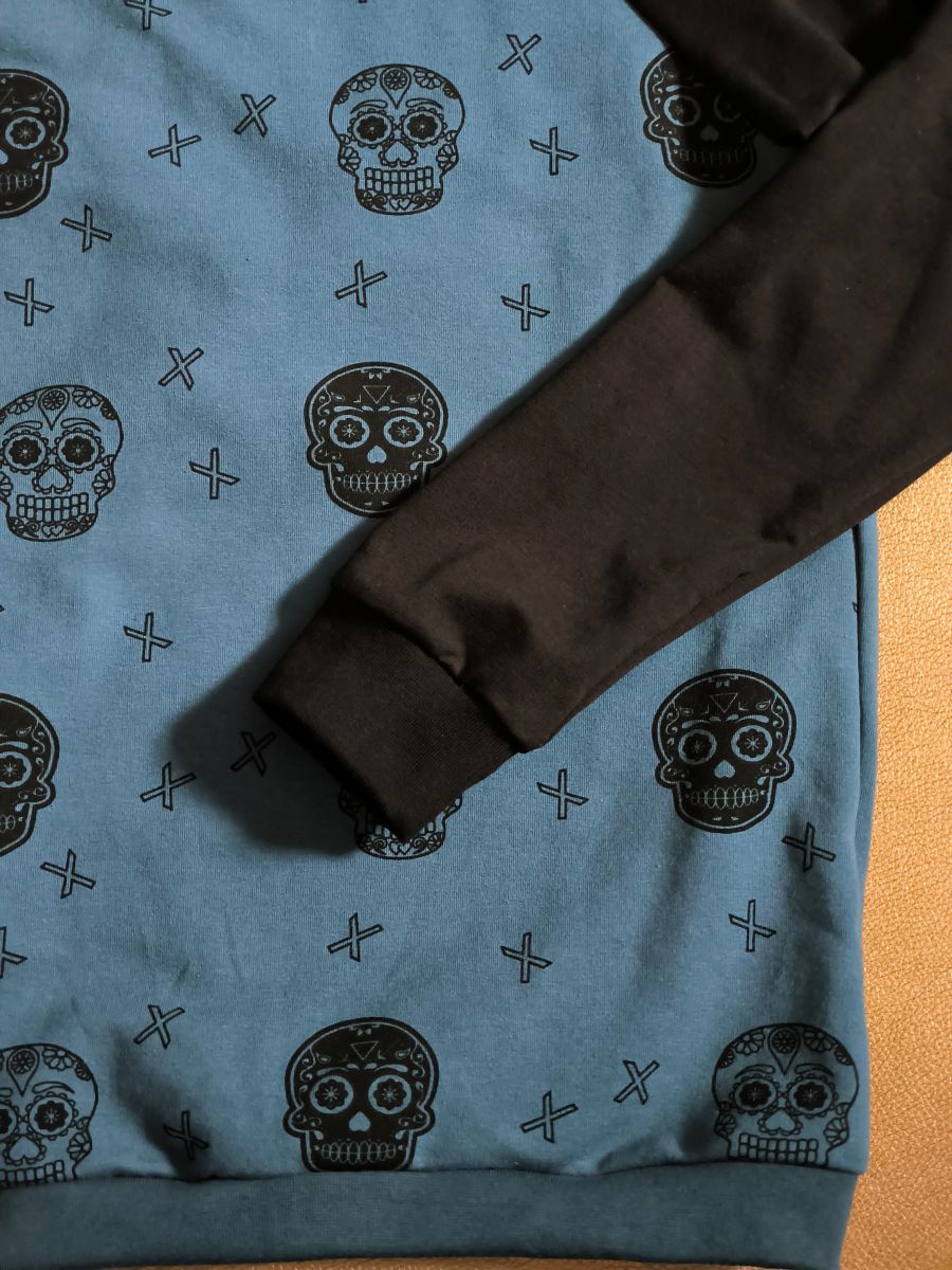Sweat à capuche enfant têtes de mort – bleu jeans et noir – style Sugar Skull – taille 8 ans (modèle unique, fait main)