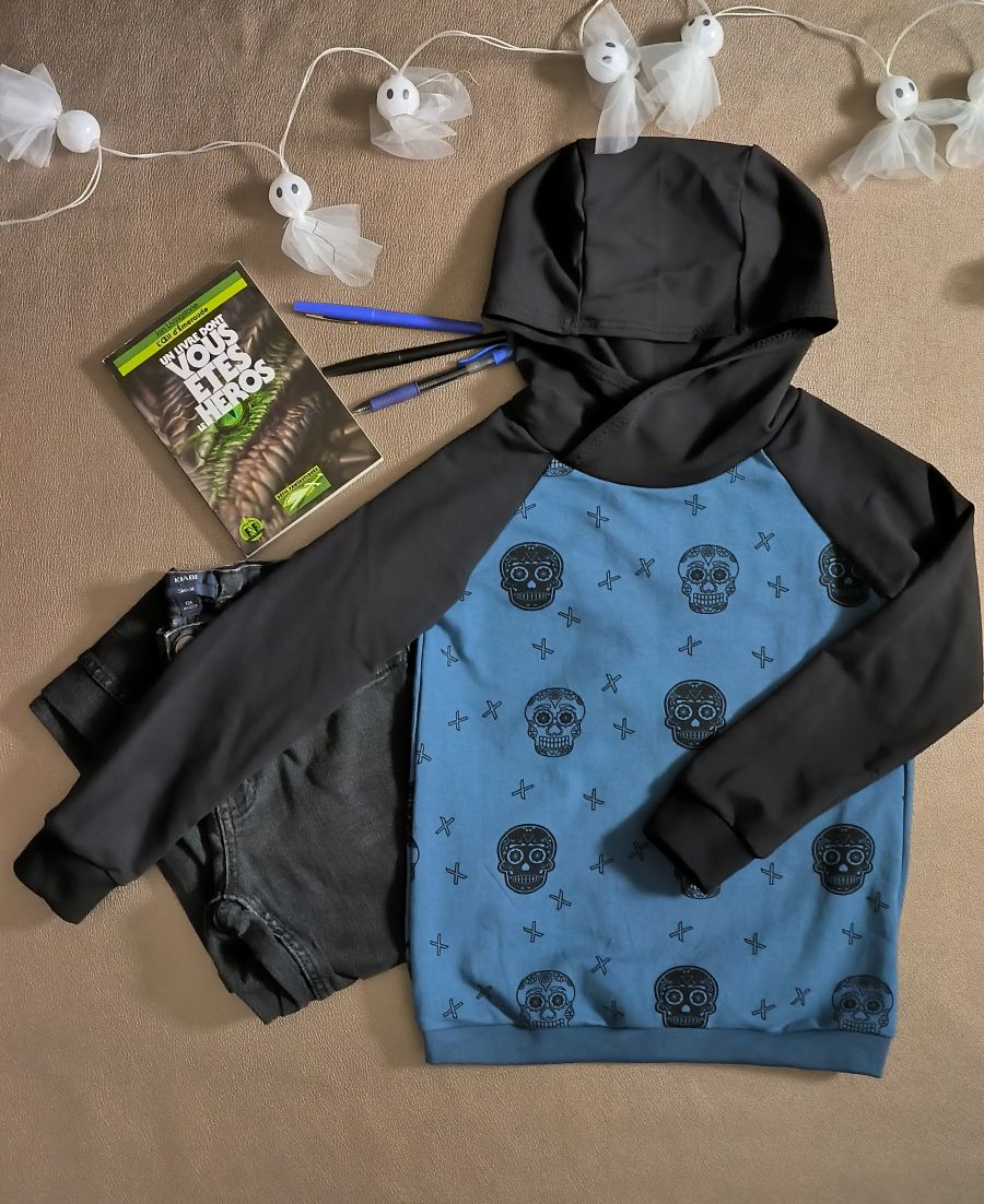 Sweat à capuche enfant têtes de mort – bleu jeans et noir – style Sugar Skull – taille 8 ans (modèle unique, fait main)