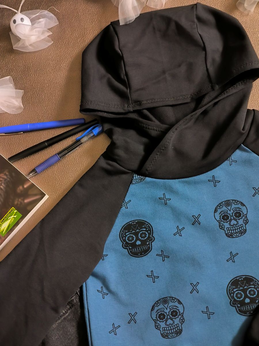 Sweat à capuche enfant têtes de mort – bleu jeans et noir – style Sugar Skull – taille 8 ans (modèle unique, fait main)