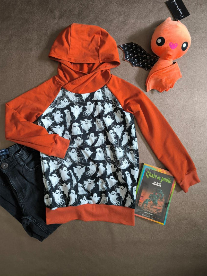 Sweat à capuche enfant fantômes & toiles d’araignées – noir et orange – taille 8 ans (modèle unique, fait main)