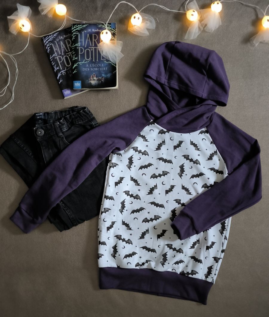 Sweat à capuche enfant chauves-souris & lunes – violet et blanc – taille 8 ans (modèle unique, fait main)
