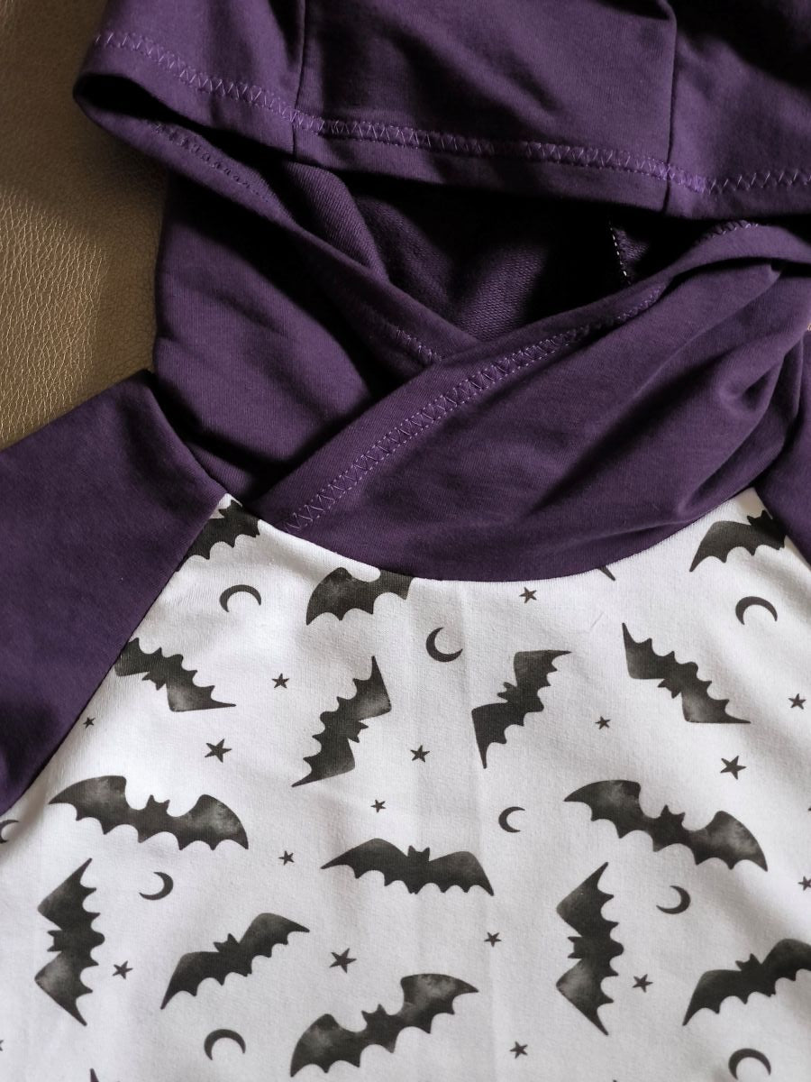 Sweat à capuche enfant chauves-souris & lunes – violet et blanc – taille 8 ans (modèle unique, fait main)