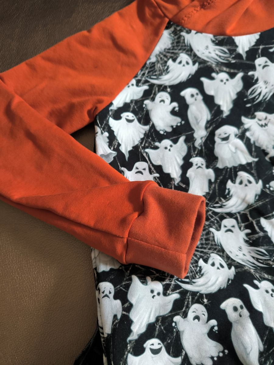 Sweat à capuche enfant fantômes & toiles d’araignées – noir et orange – taille 8 ans (modèle unique, fait main)