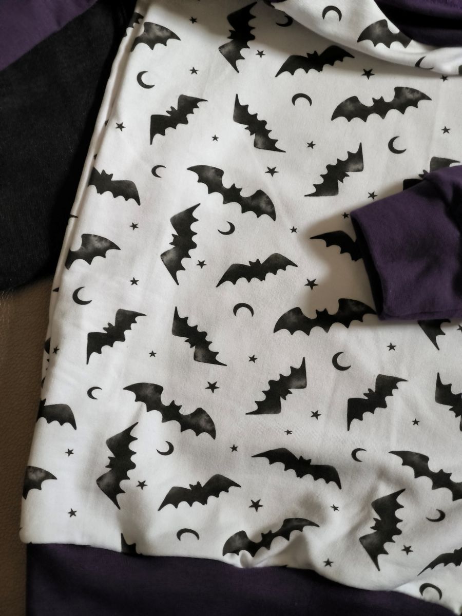 Sweat à capuche enfant chauves-souris & lunes – violet et blanc – taille 8 ans (modèle unique, fait main)