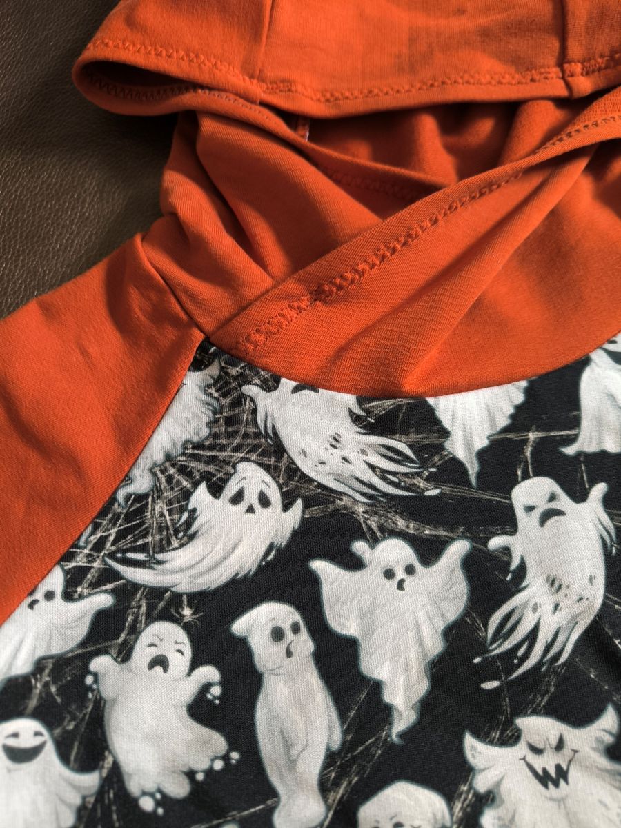 Sweat à capuche enfant fantômes & toiles d’araignées – noir et orange – taille 8 ans (modèle unique, fait main)