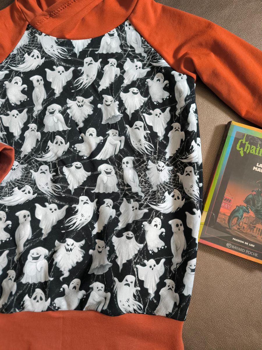 Sweat à capuche enfant fantômes & toiles d’araignées – noir et orange – taille 8 ans (modèle unique, fait main)