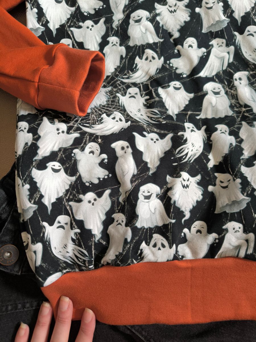 Sweat à capuche enfant fantômes & toiles d’araignées – noir et orange – taille 8 ans (modèle unique, fait main)