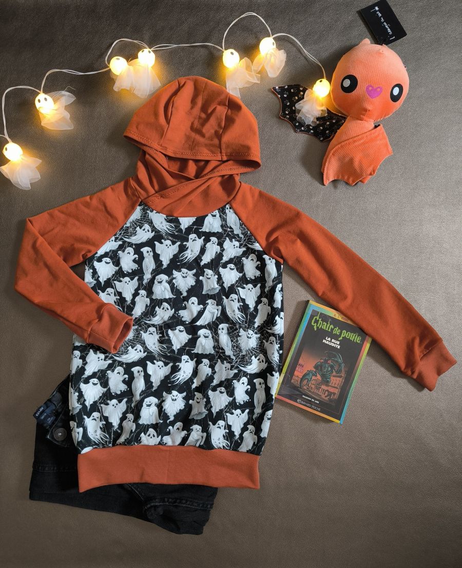Sweat à capuche enfant fantômes & toiles d’araignées – noir et orange – taille 8 ans (modèle unique, fait main)