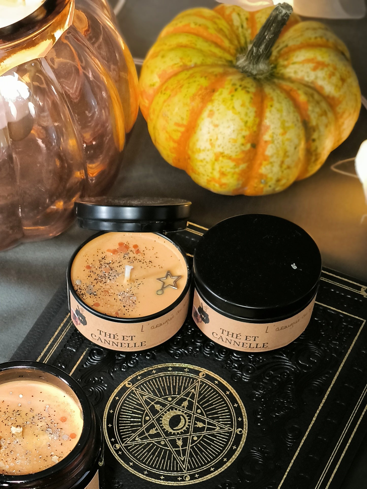 Mini Bougie Parfumée "Thé et Cannelle" dans un Pot Noir Mat – Édition Epices d'automne