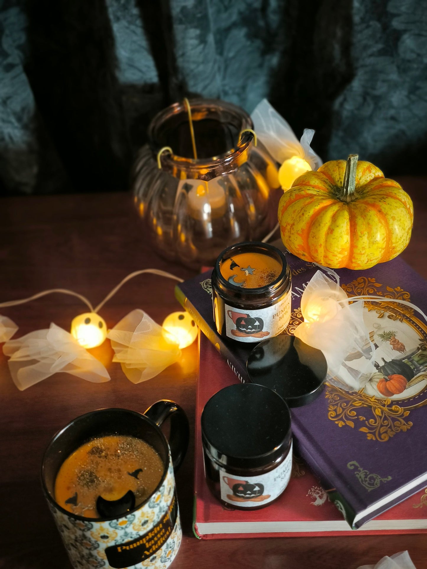 Bougie Parfumée automnale dans un Pot Ambré – Édition Pumpkin Spice Addict