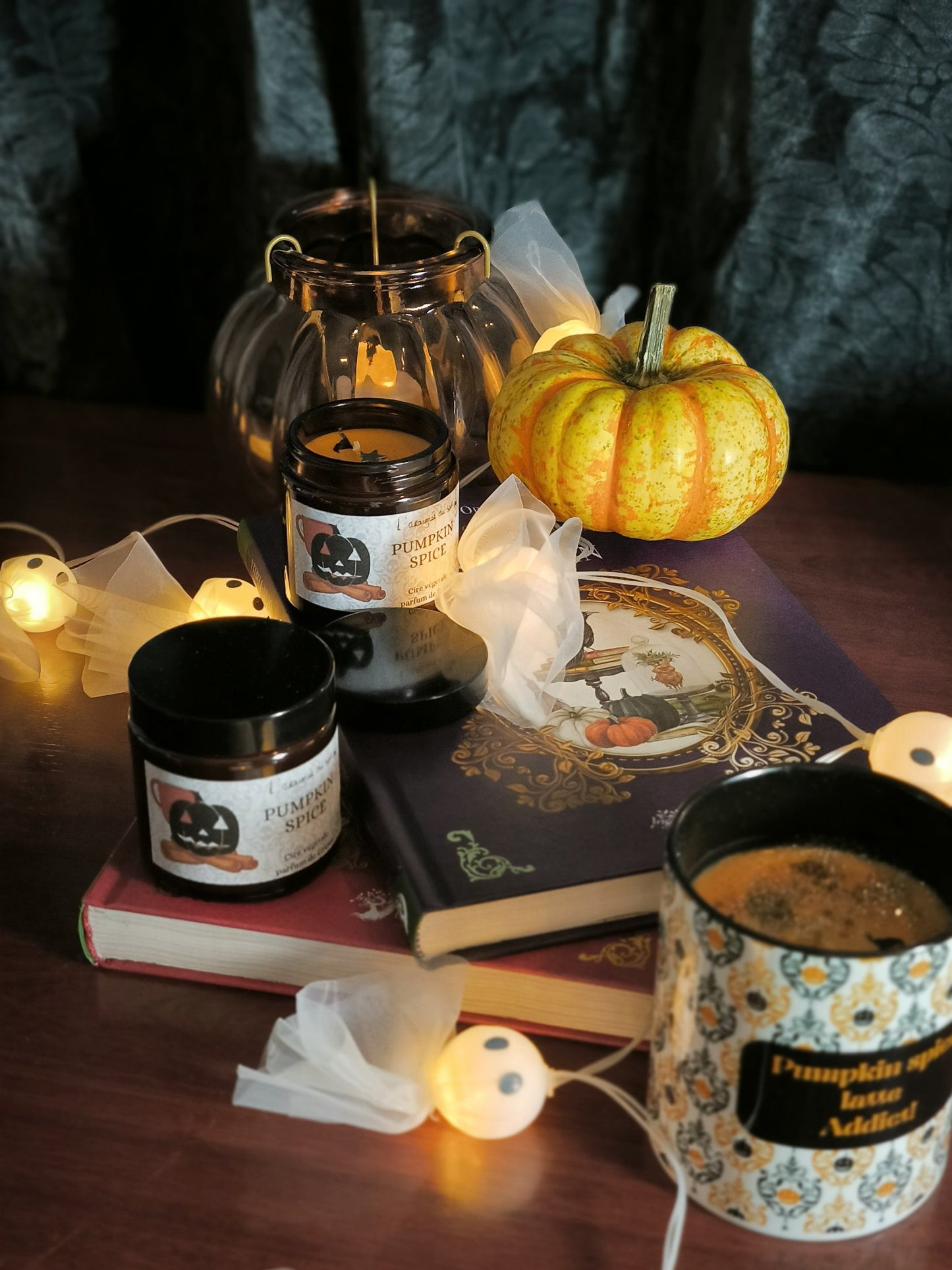 Bougie Parfumée automnale dans un Pot Ambré – Édition Pumpkin Spice Addict