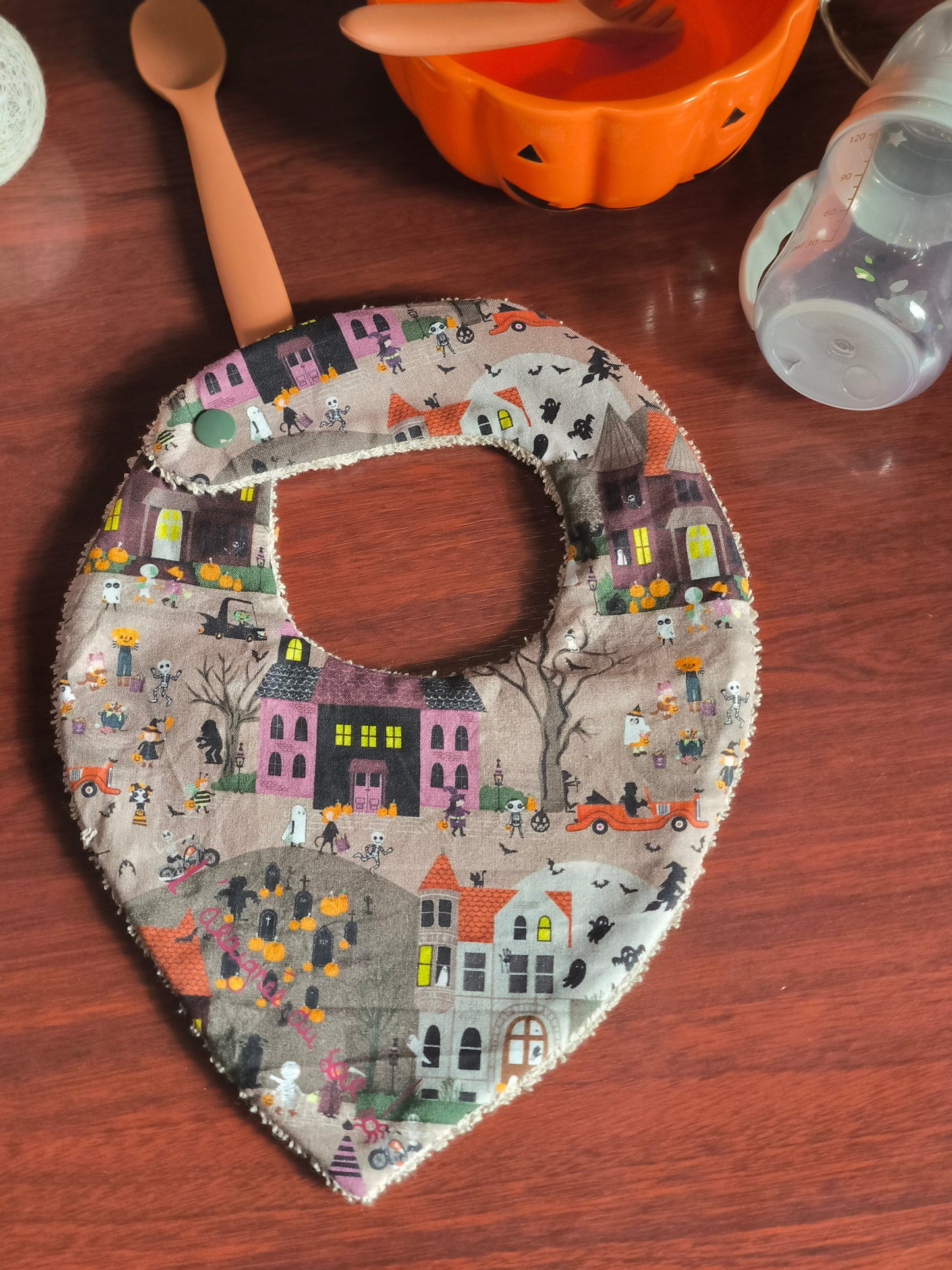 Bavoir bébé "Village d’Halloween"