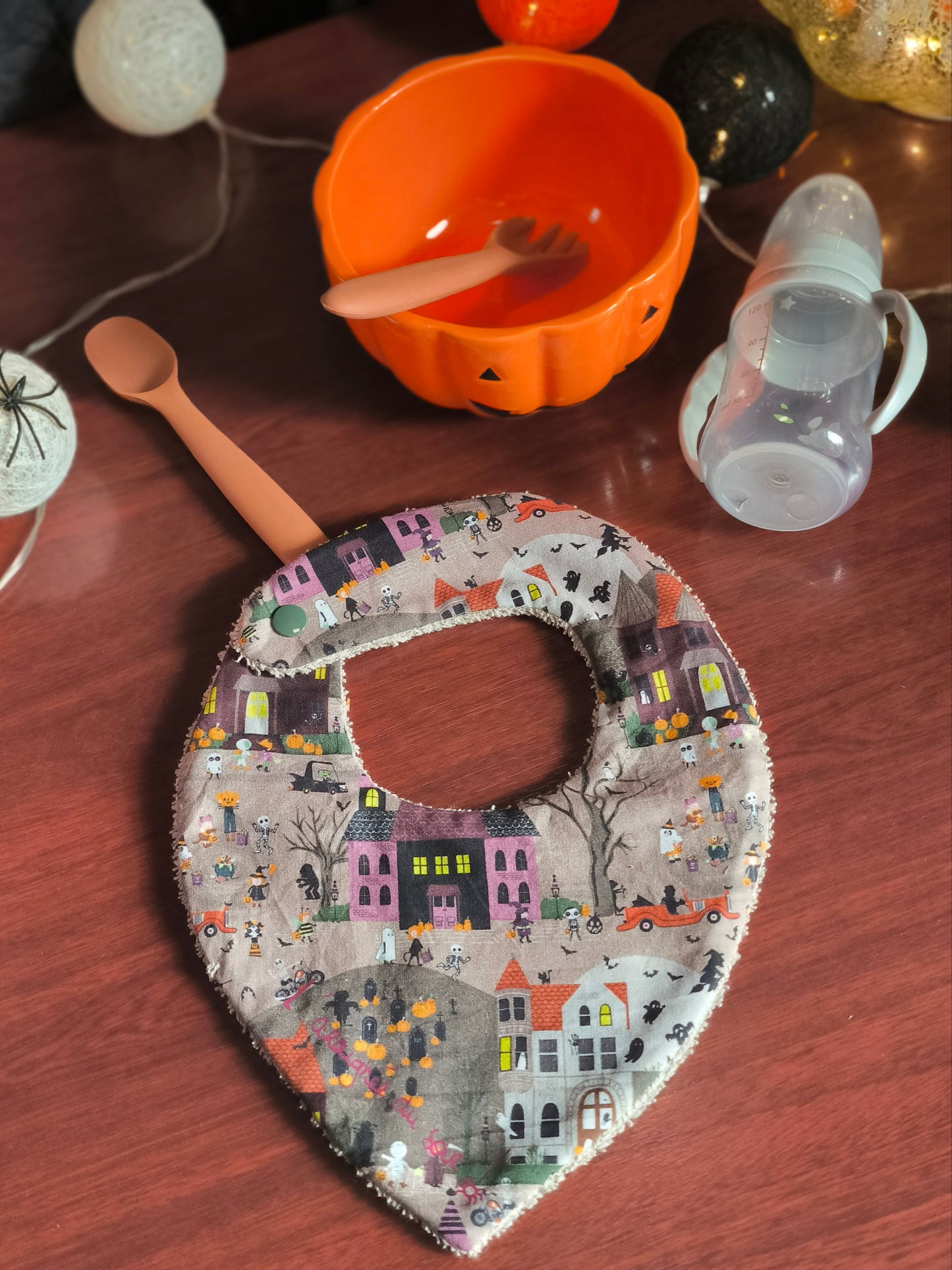 Bavoir bébé "Village d’Halloween"
