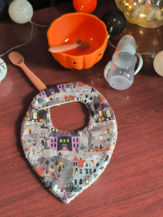 Bavoir bébé "Village d’Halloween"