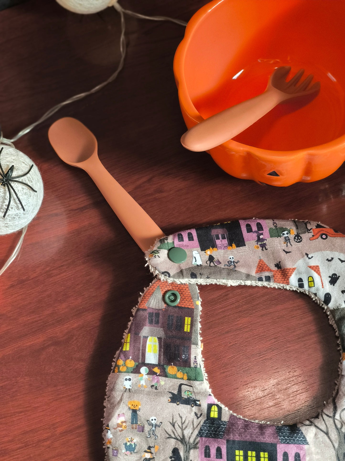 Bavoir bébé "Village d’Halloween"