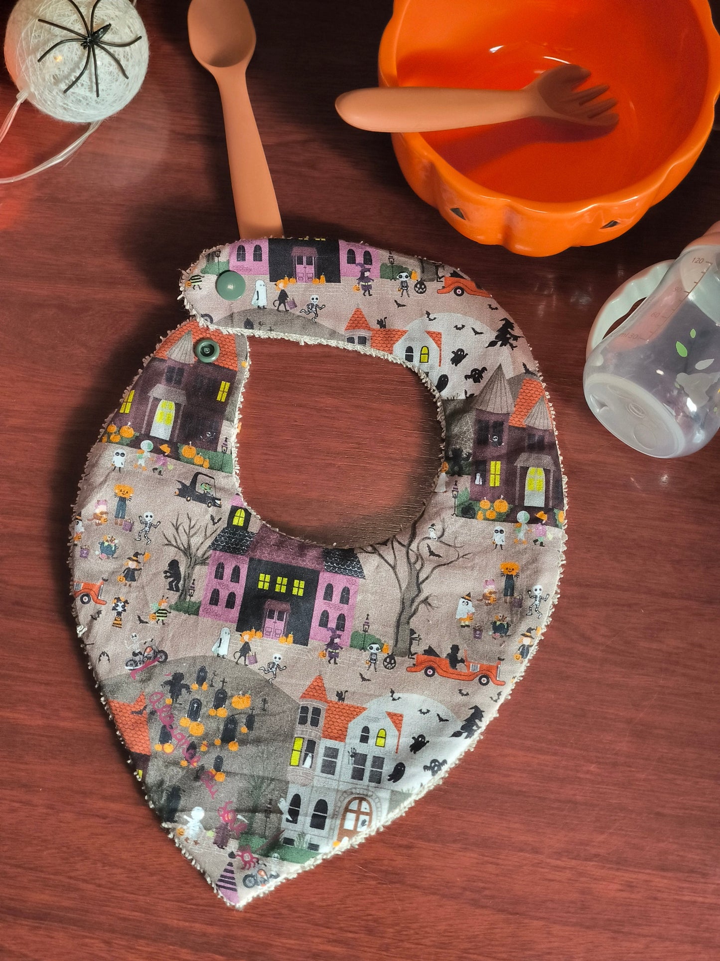 Bavoir bébé "Village d’Halloween"